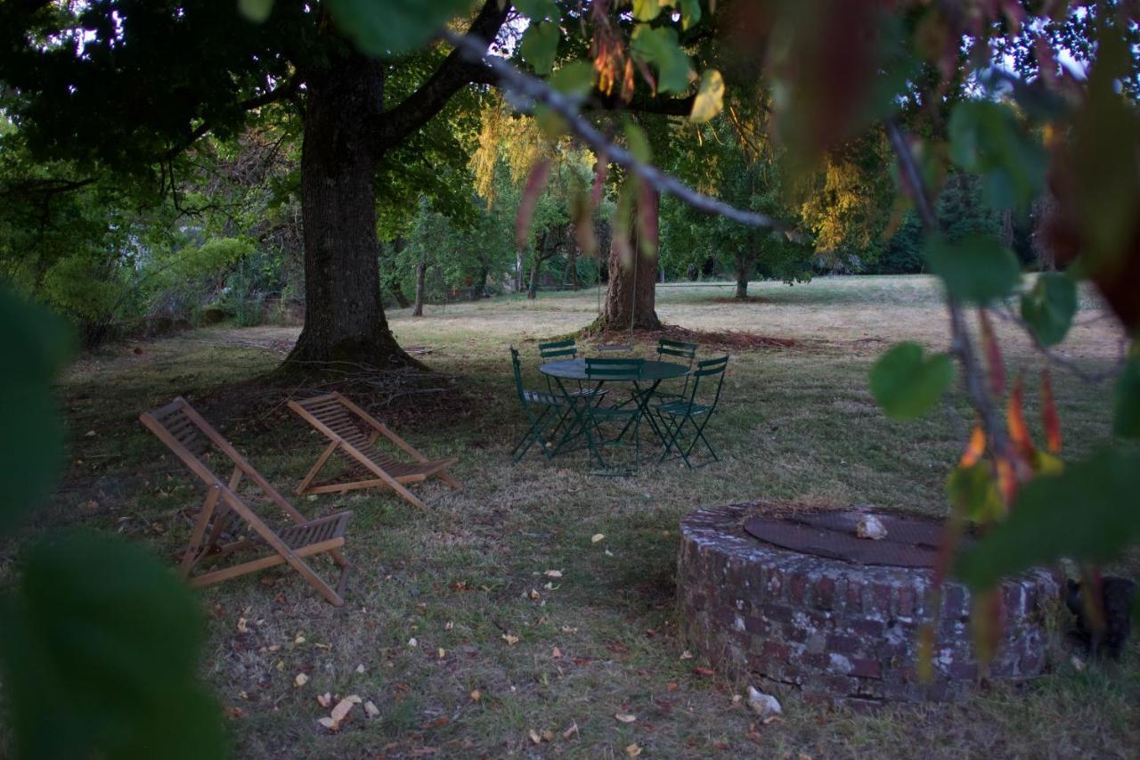 La Petite Maison Dans La Prairie Mézilles Exterior foto