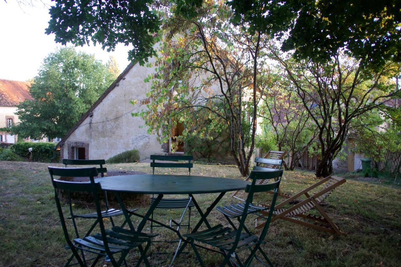 La Petite Maison Dans La Prairie Mézilles Exterior foto